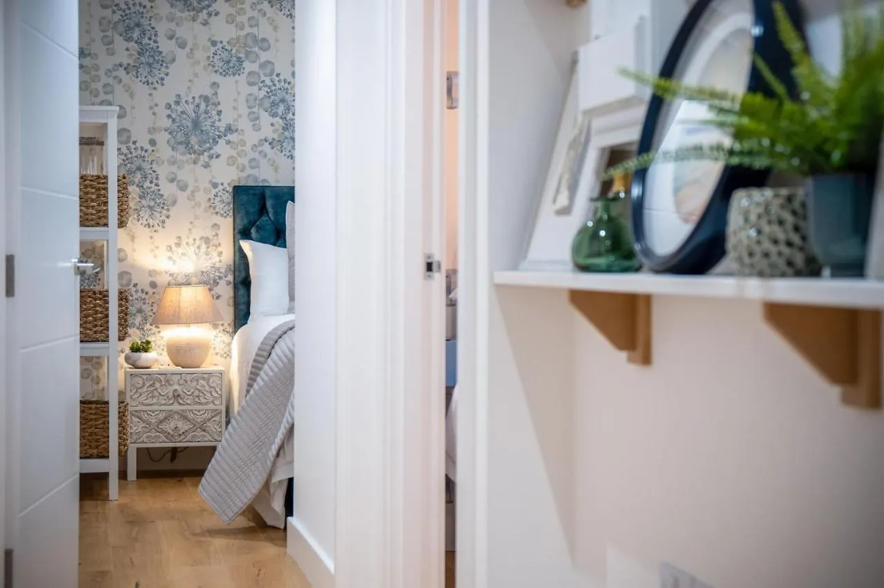 Midnight - 2 Bedroom Apartment - Tenby Apartment
