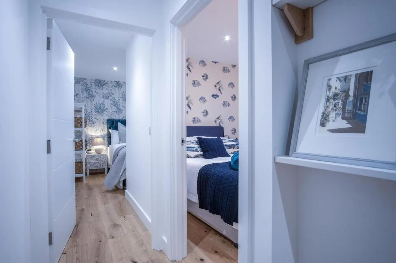 Midnight - 2 Bedroom Apartment - Tenby Apartment *