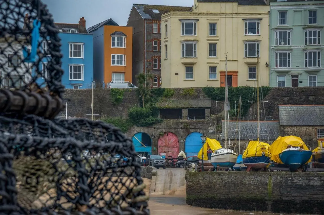 Midnight - 2 Bedroom Apartment - Tenby Tenby
