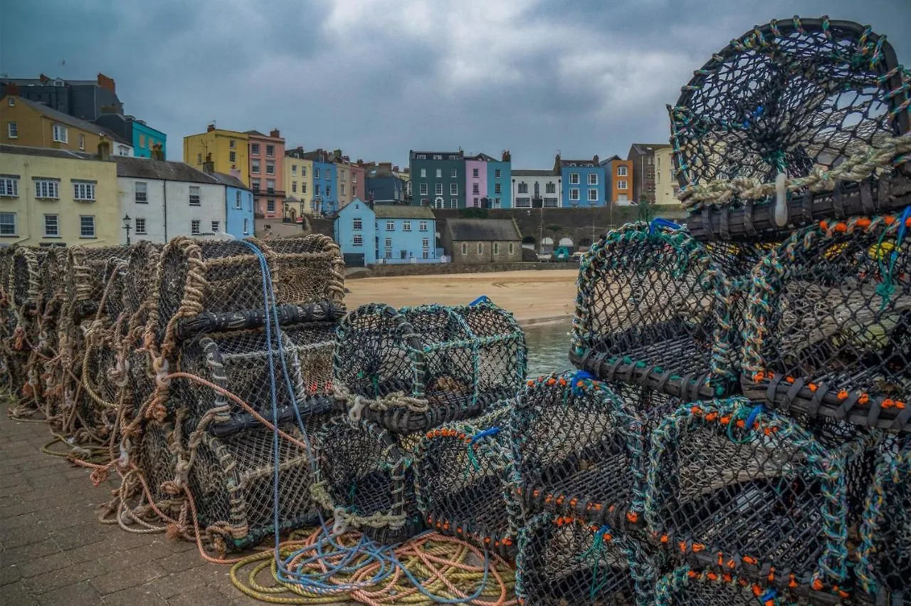 Midnight - 2 Bedroom Apartment - Tenby Tenby