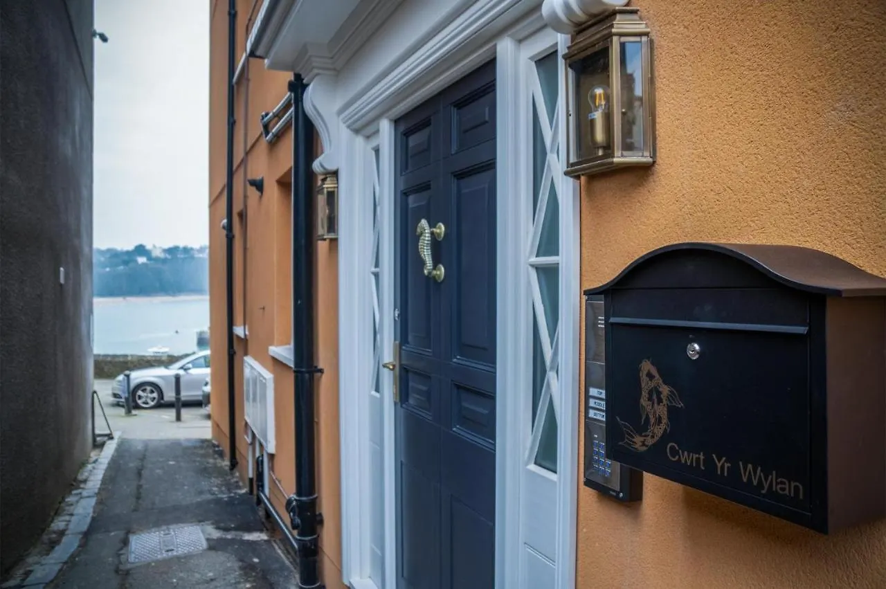 Midnight - 2 Bedroom Apartment - Tenby *