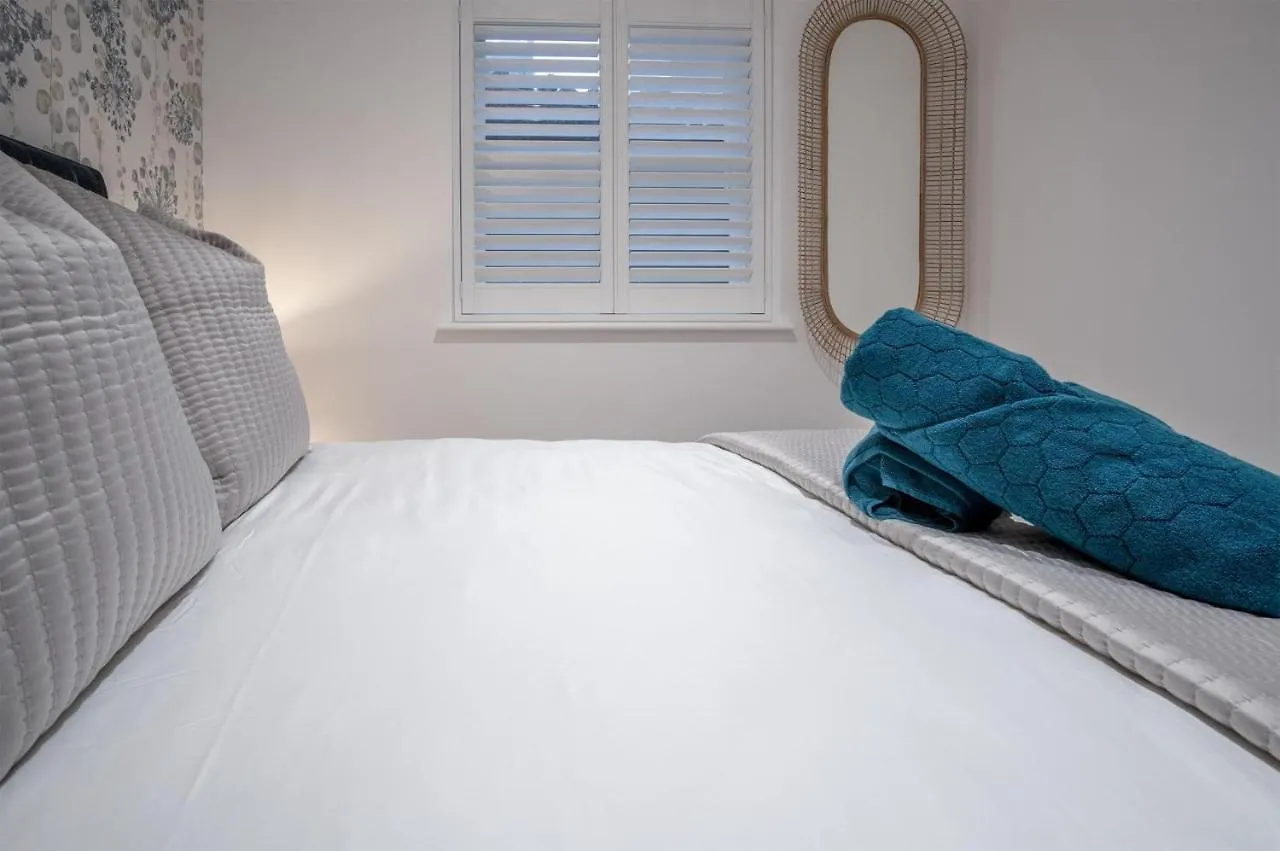 Midnight - 2 Bedroom Apartment - Tenby Apartment *