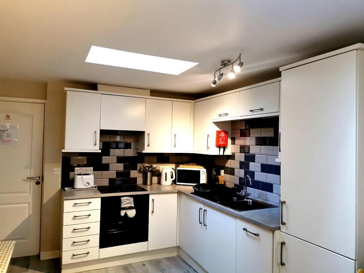 Sunflower Apartment, Family Near In Pembrokeshire Apartman