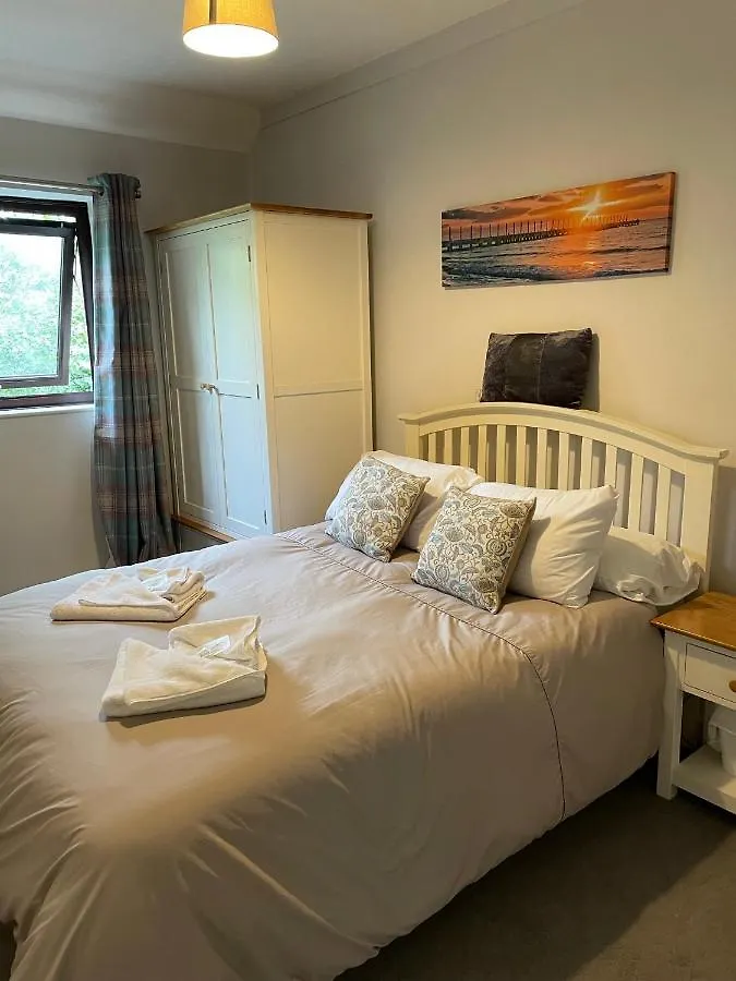 - Two Bedroom Apartment- Private Parking Apartment Tenby