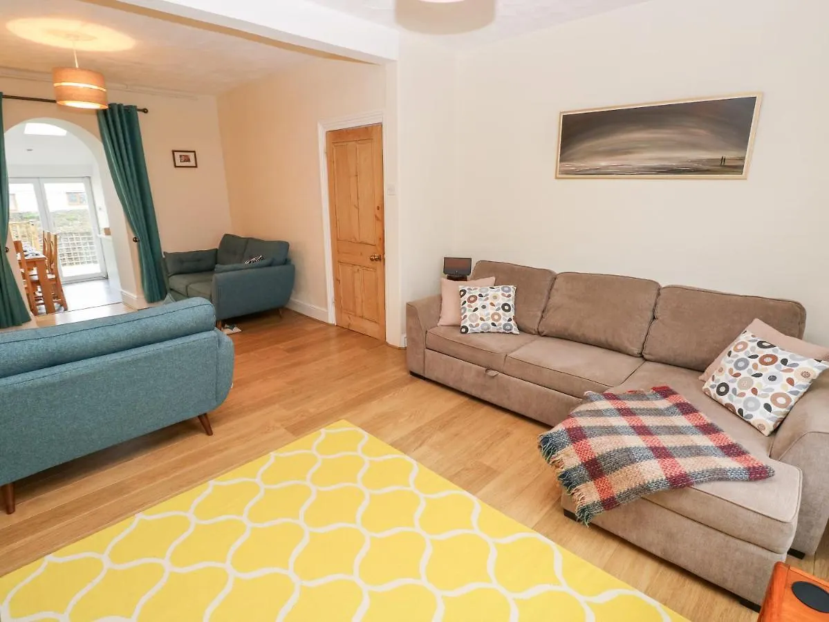 Holiday home Ty Cwtch *