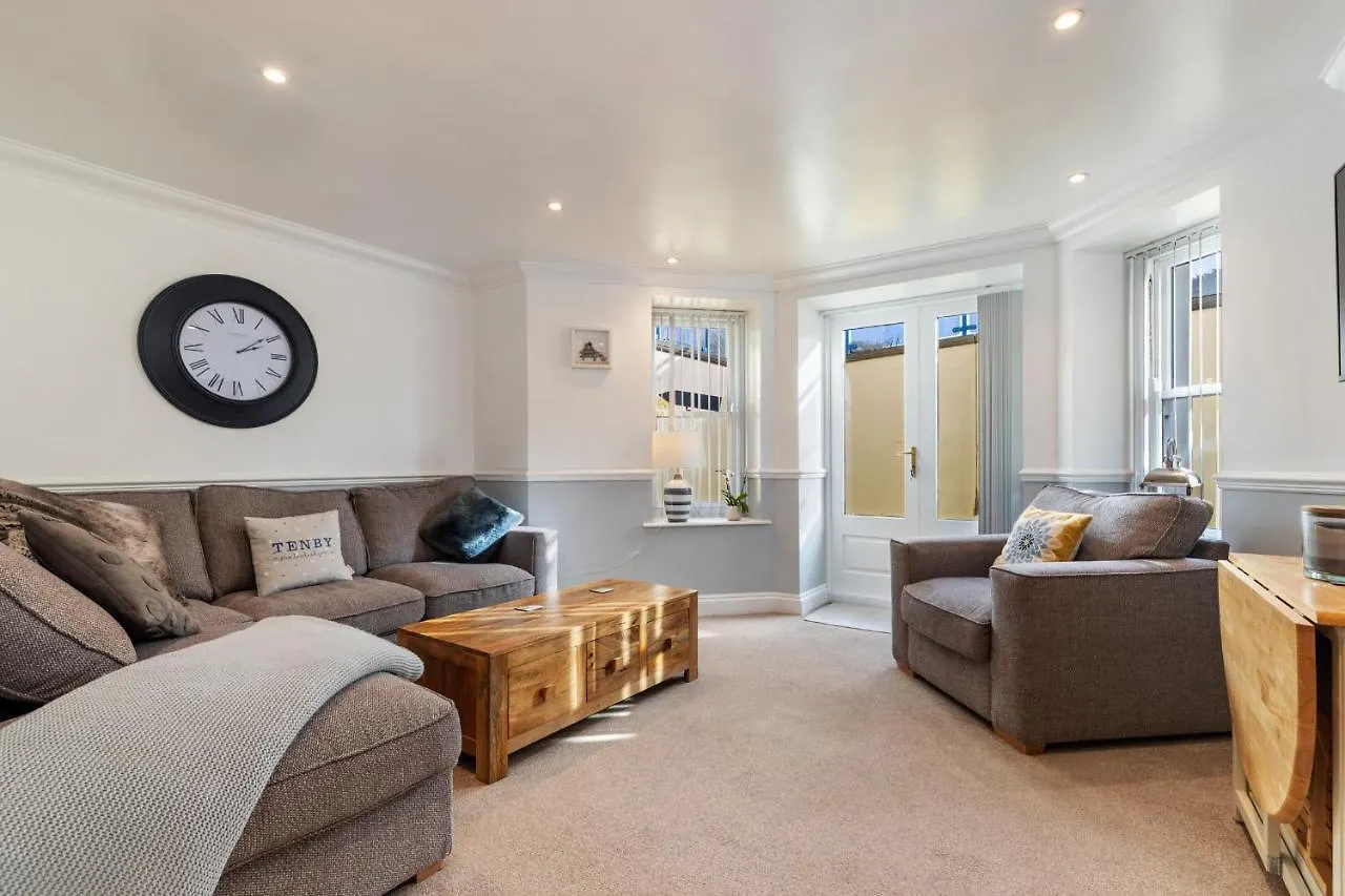 3 South Court - Cosy Seafront * Tenby