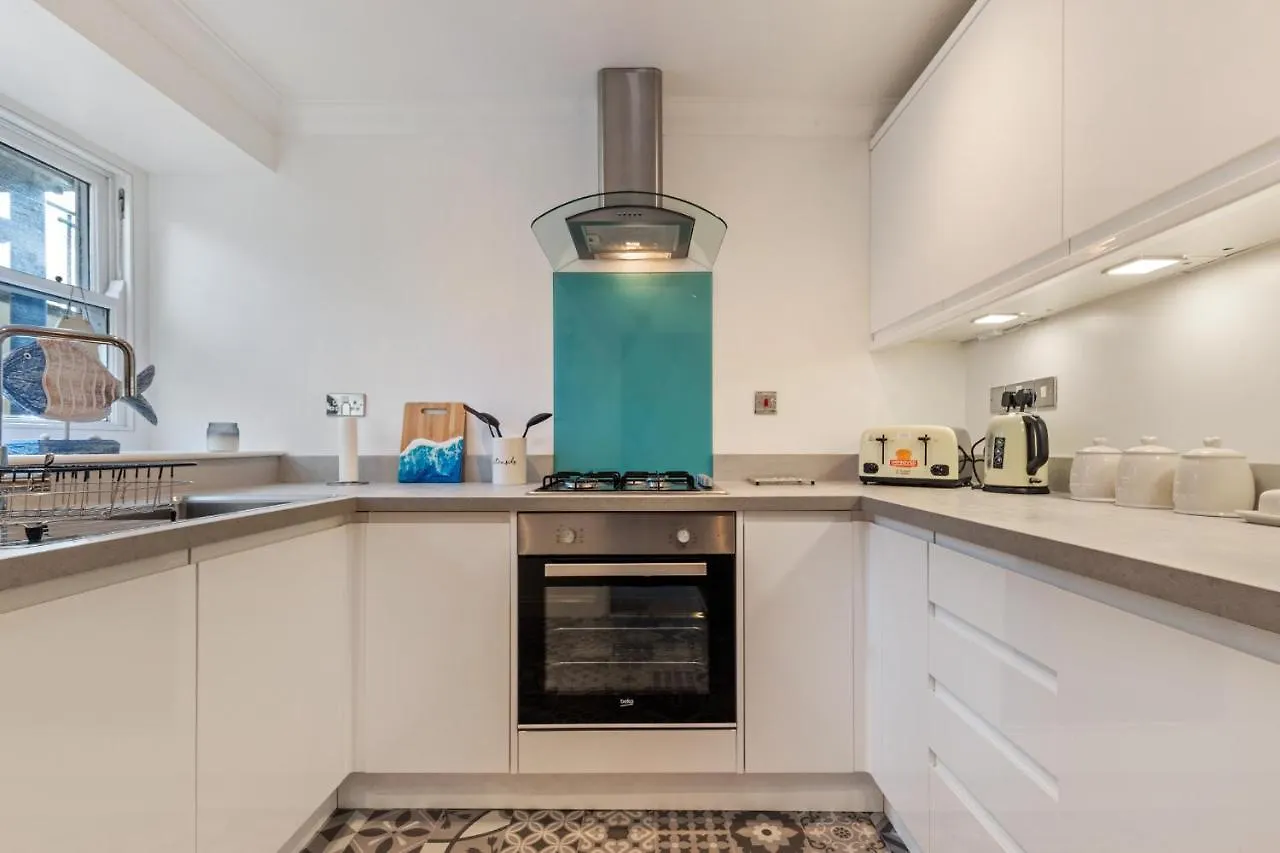 3 South Court - Cosy Seafront *