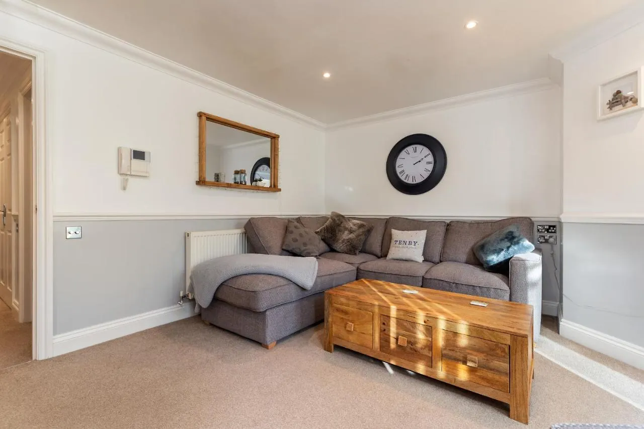 3 South Court - Cosy Seafront Apartment Tenby