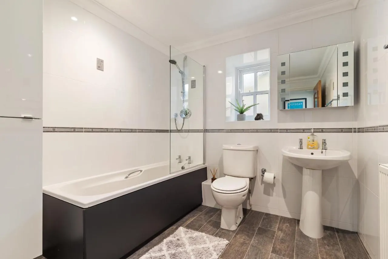 3 South Court - Cosy Seafront *