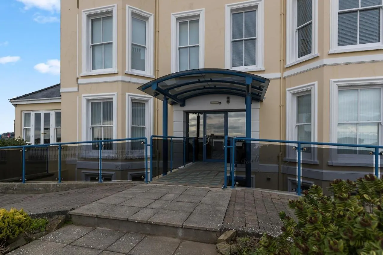 3 South Court - Cosy Seafront Apartment