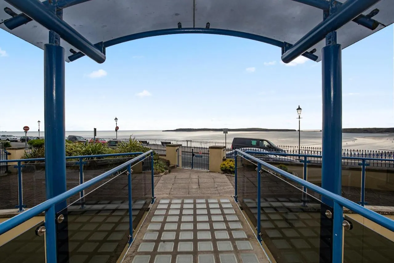 Apartment 3 South Court - Cosy Seafront *