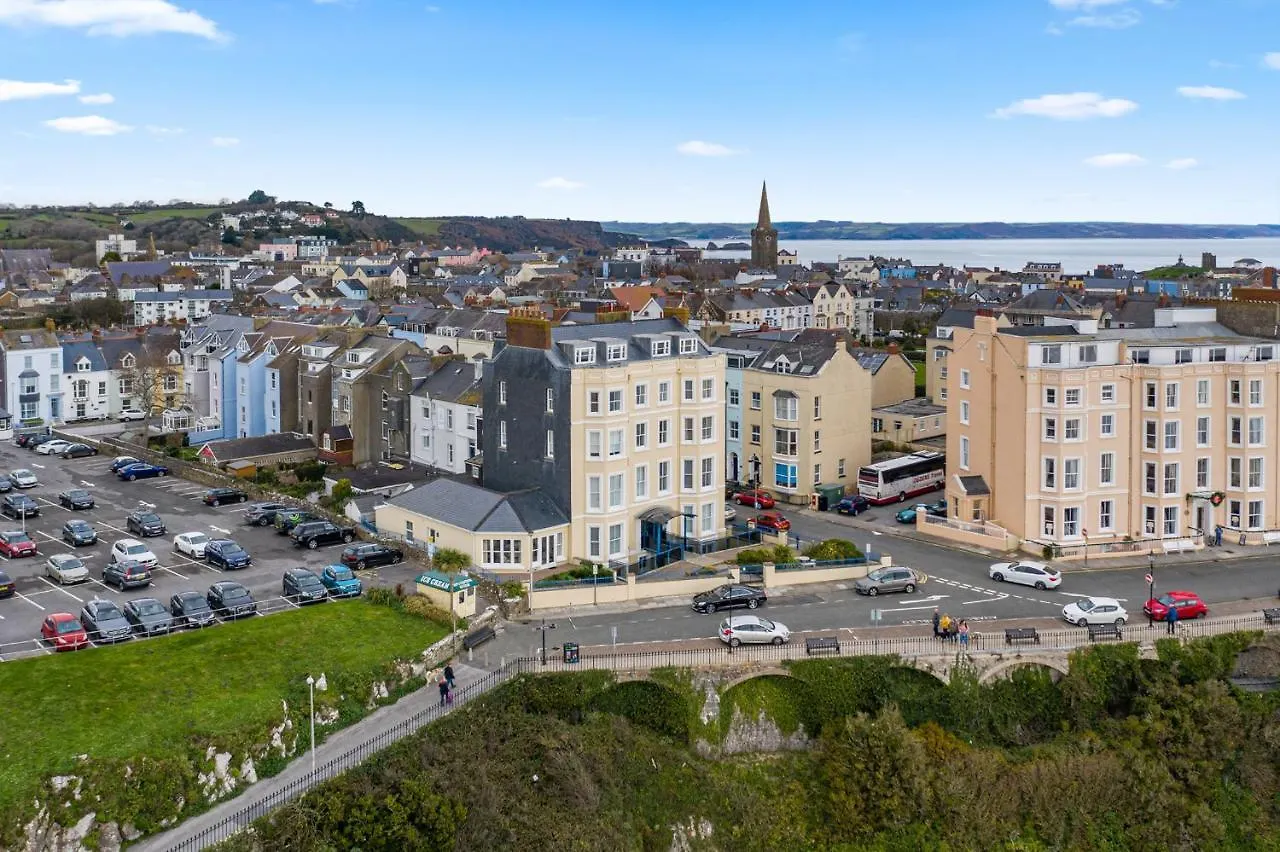 3 South Court - Cosy Seafront Apartment *