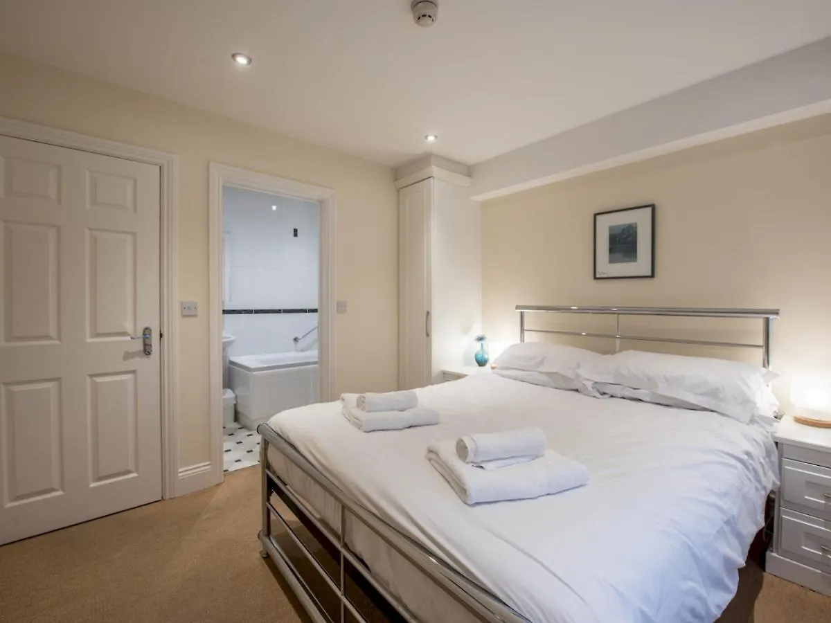 Pass The Keys 3 Goscar Court, Apartment Tenby