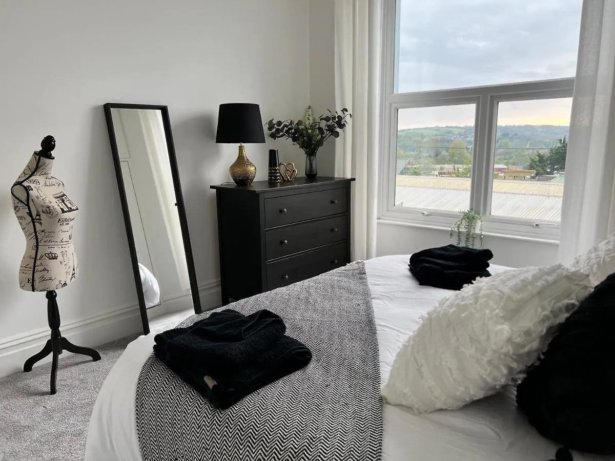 Heathcliff - 5 Bedroom House In Town Centre Holiday home Tenby