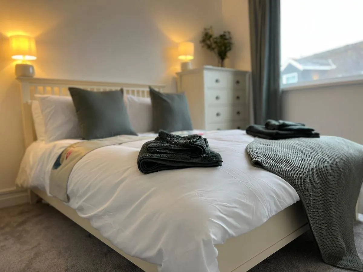 Heathcliff - 5 Bedroom House In Town Centre *