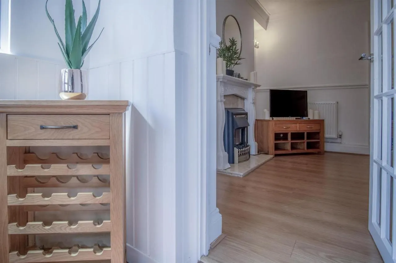 Ivy Cellar - 2 Bedroom - Apartment Tenby