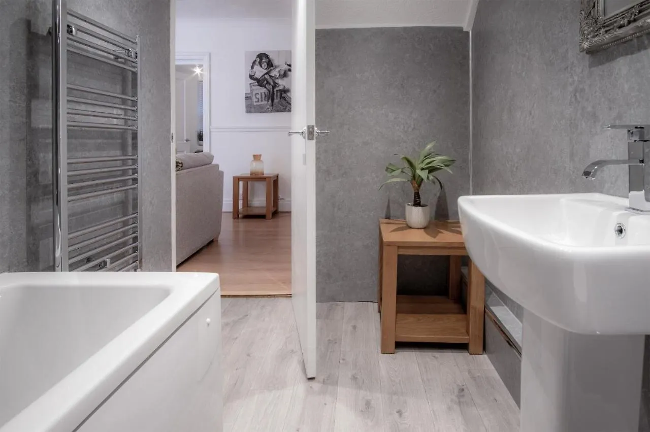 Ivy Cellar - 2 Bedroom - Apartment Tenby