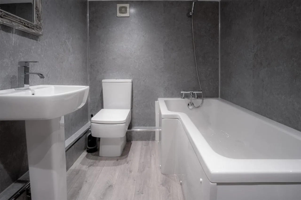 Ivy Cellar - 2 Bedroom - Apartment Tenby
