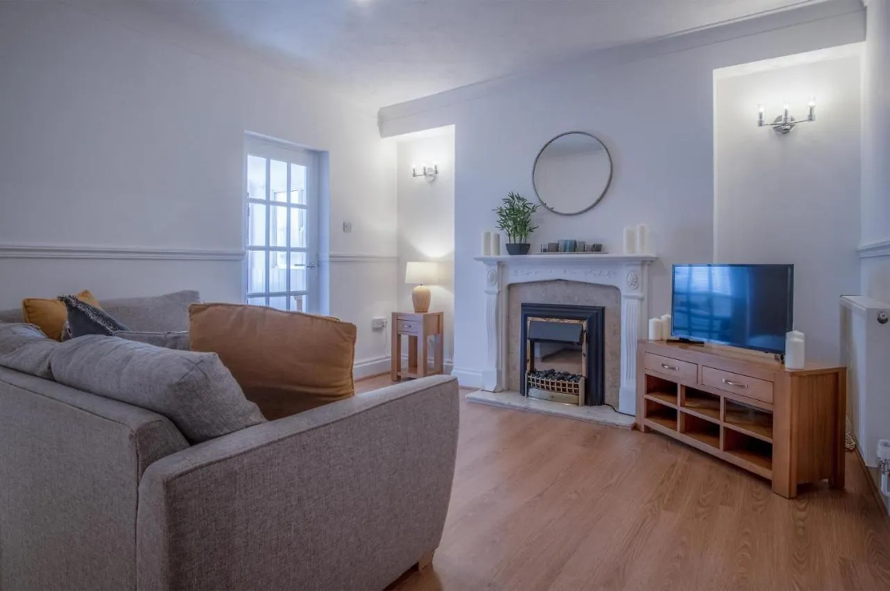Ivy Cellar - 2 Bedroom - Apartment Tenby