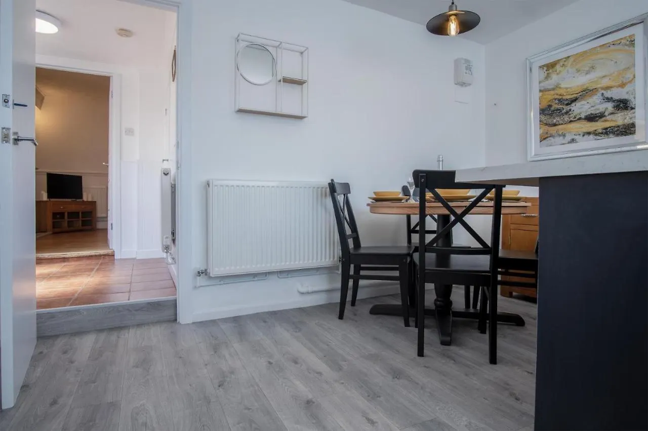 Ivy Cellar - 2 Bedroom - Apartment *