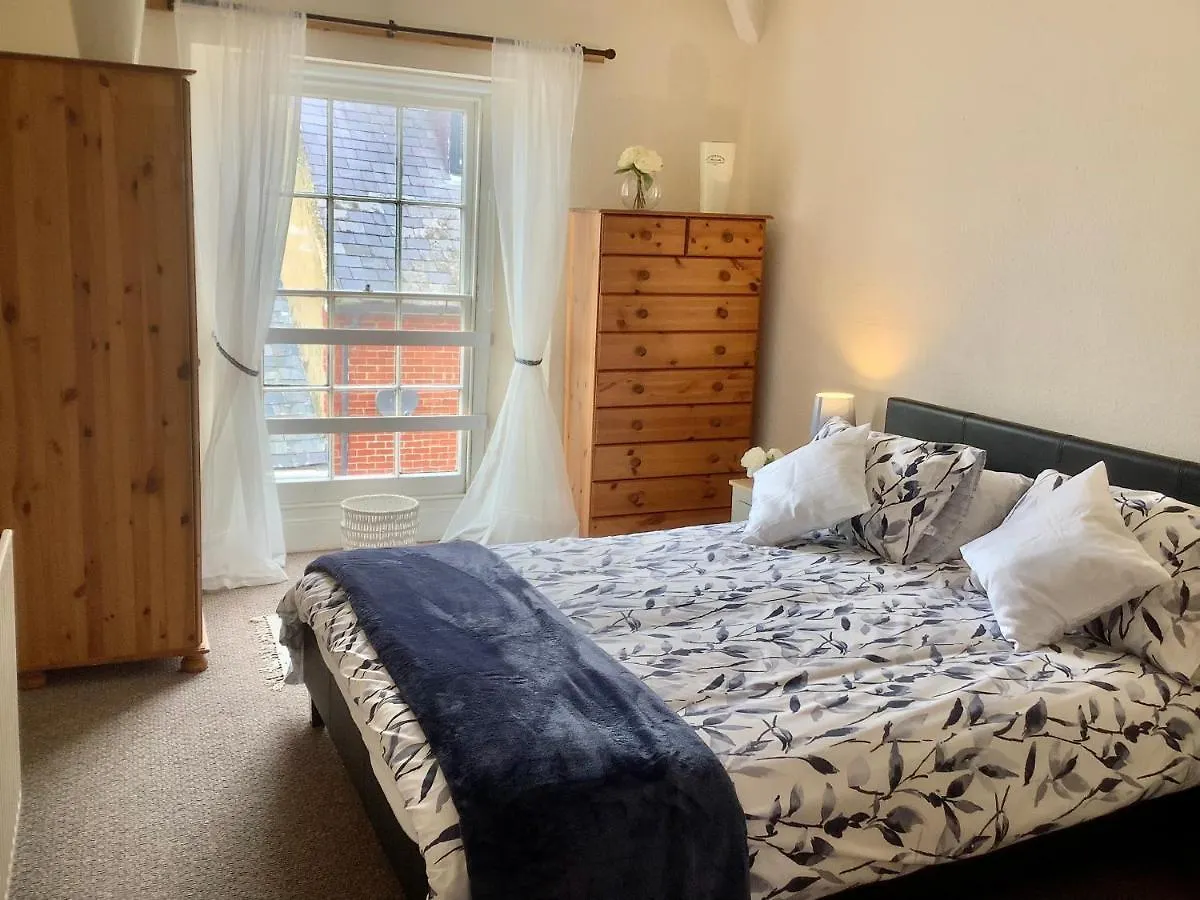 Second Floor Town Centre Apartment *