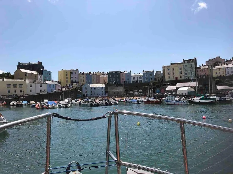 Lobster - Stylish 3 Bedroom In Heart Of Town, Pembrokeshire Holiday home