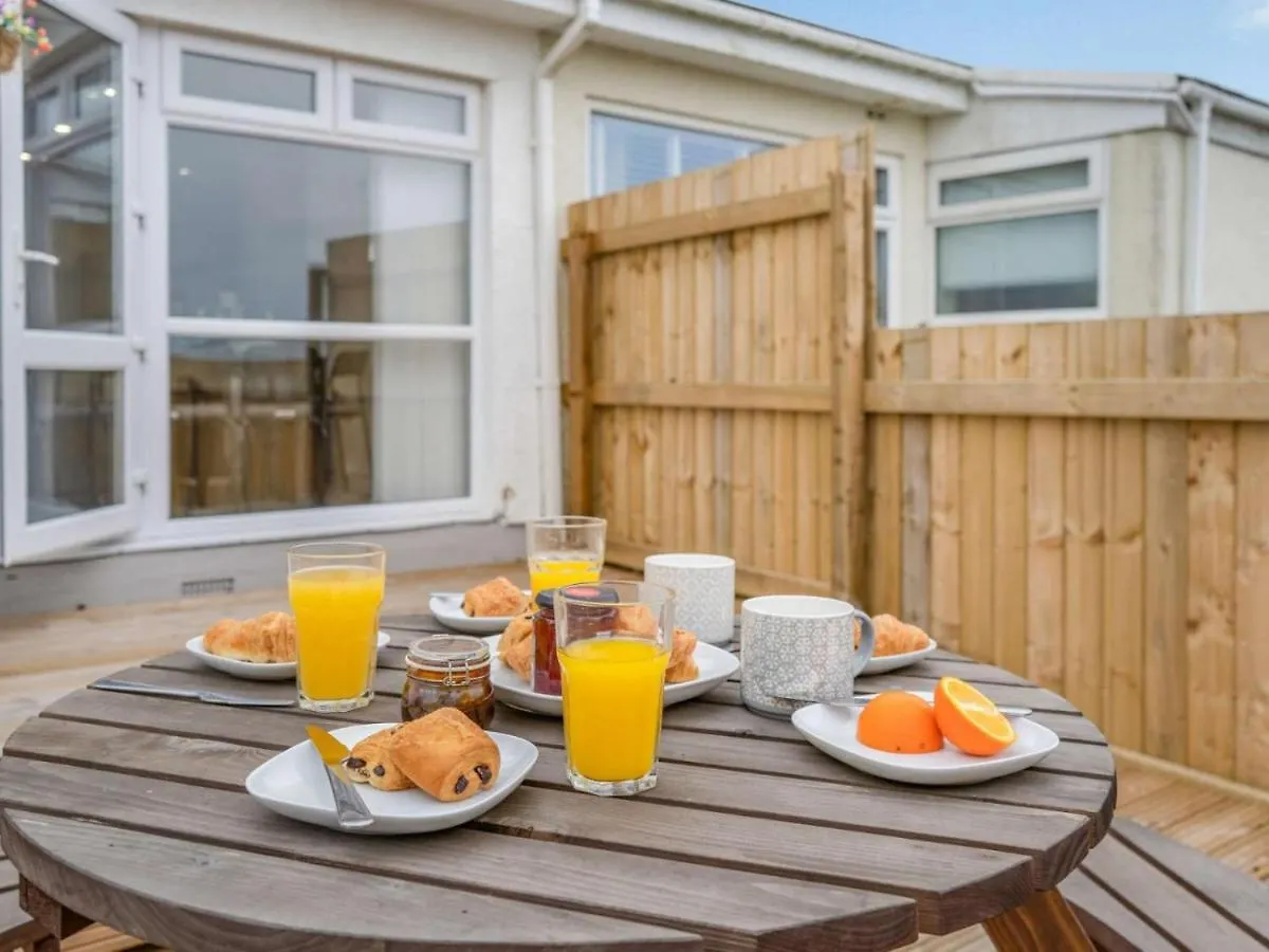 3-bed 5-6 Berth Modernised Bungalow! *