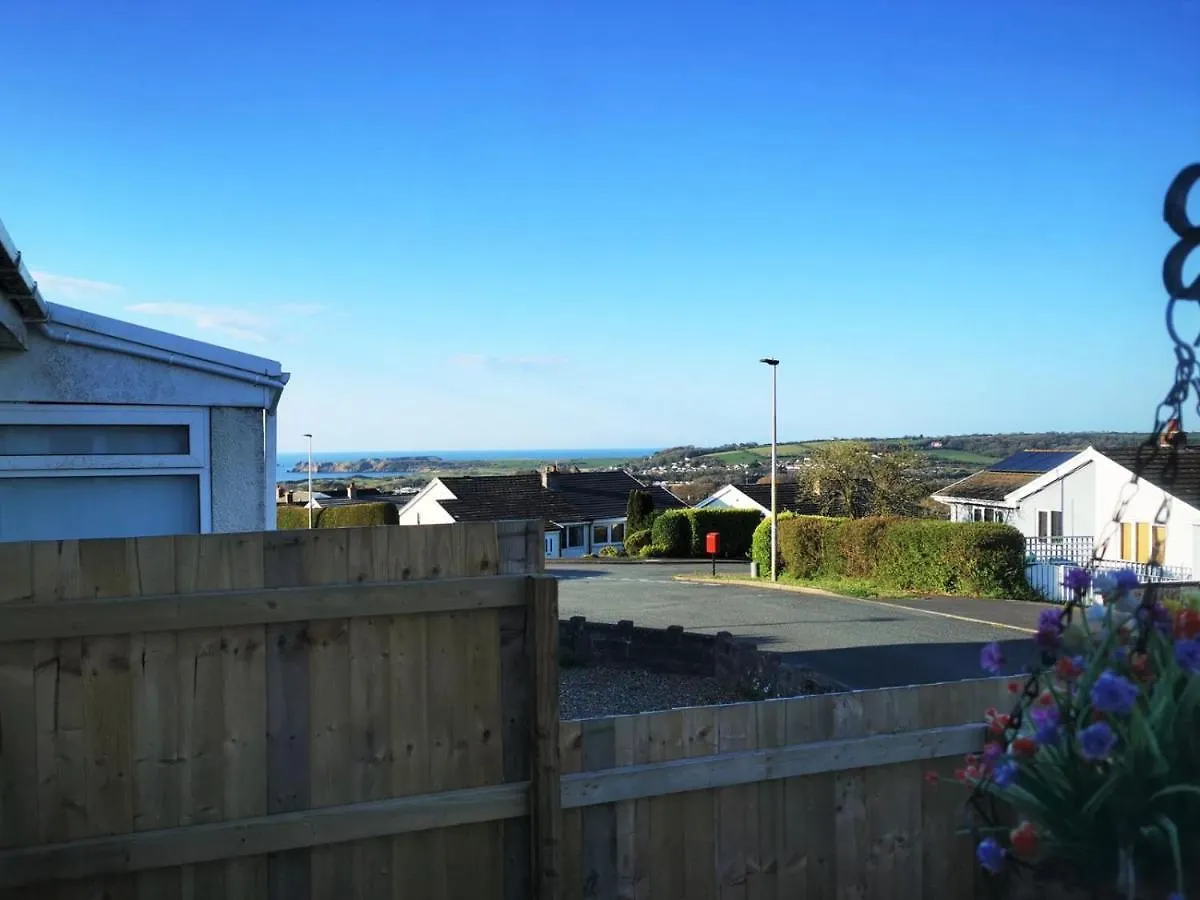 3-bed 5-6 Berth Modernised Bungalow!