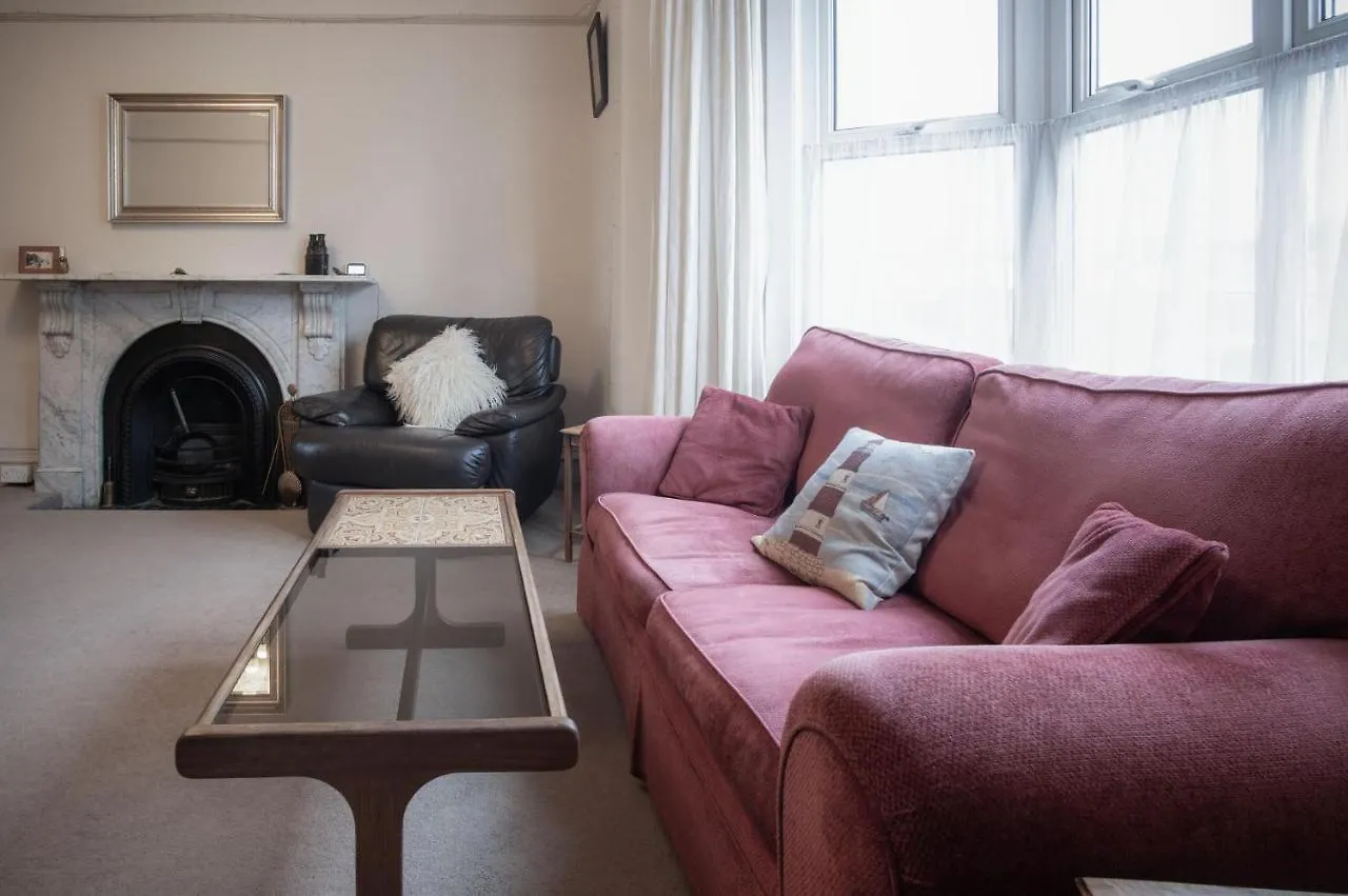 Connaught House - 2 Bedroom - Apartment *