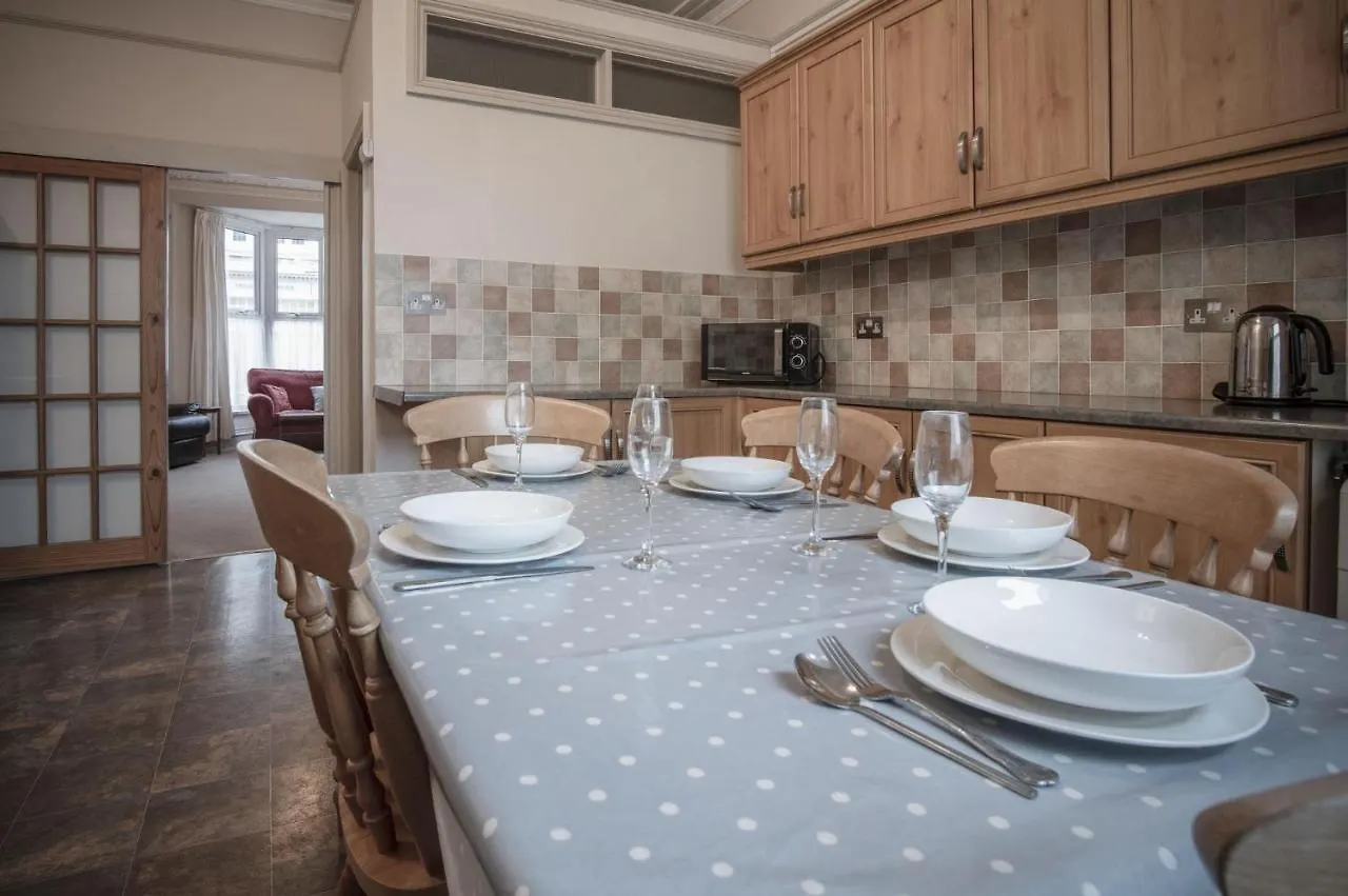 Connaught House - 2 Bedroom - Apartment *