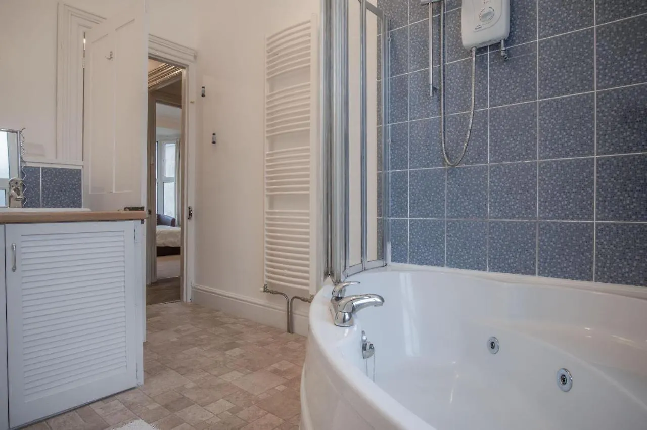 Connaught House - 2 Bedroom - * Tenby