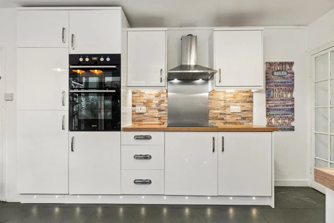 Sunbury - Close To Town And Beaches Holiday home