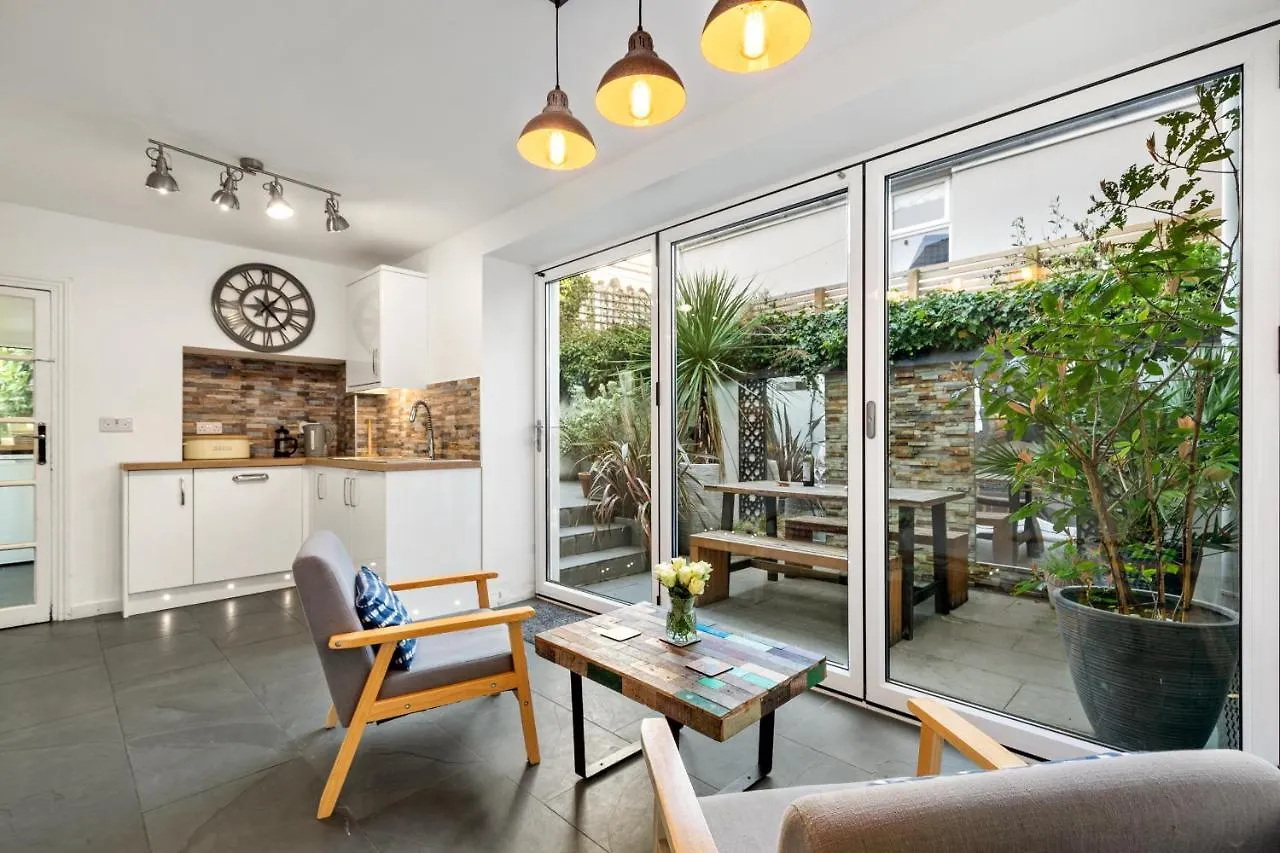 Sunbury - Close To Town And Beaches *