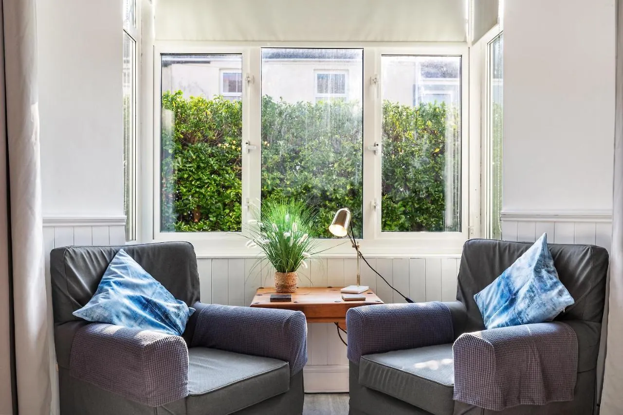 Sunbury - Close To Town And Beaches Holiday home *