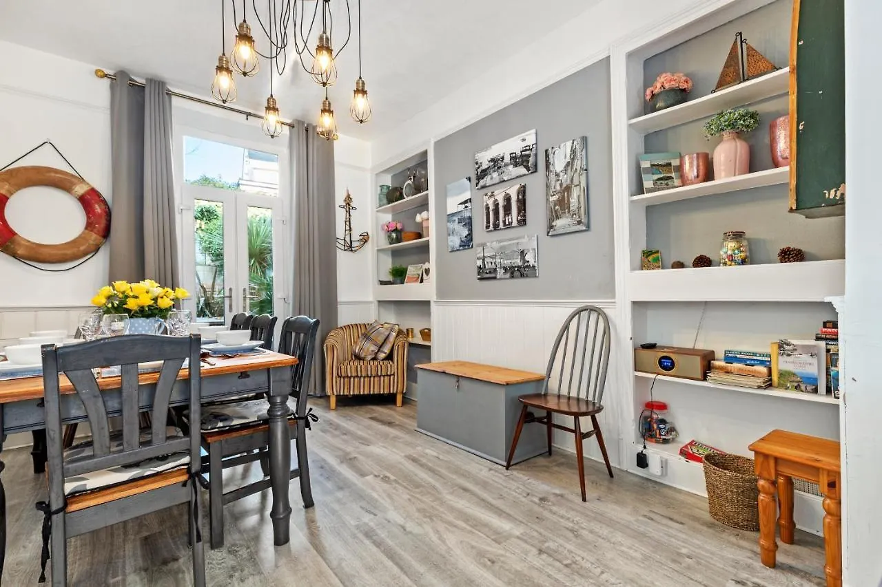 Sunbury - Close To Town And Beaches * Tenby
