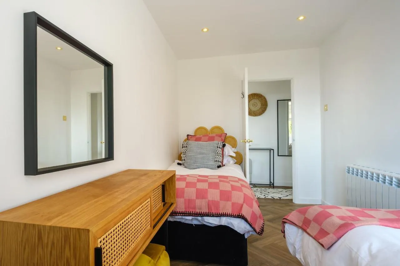 Priory Bay Escapes - Matahari Tenby