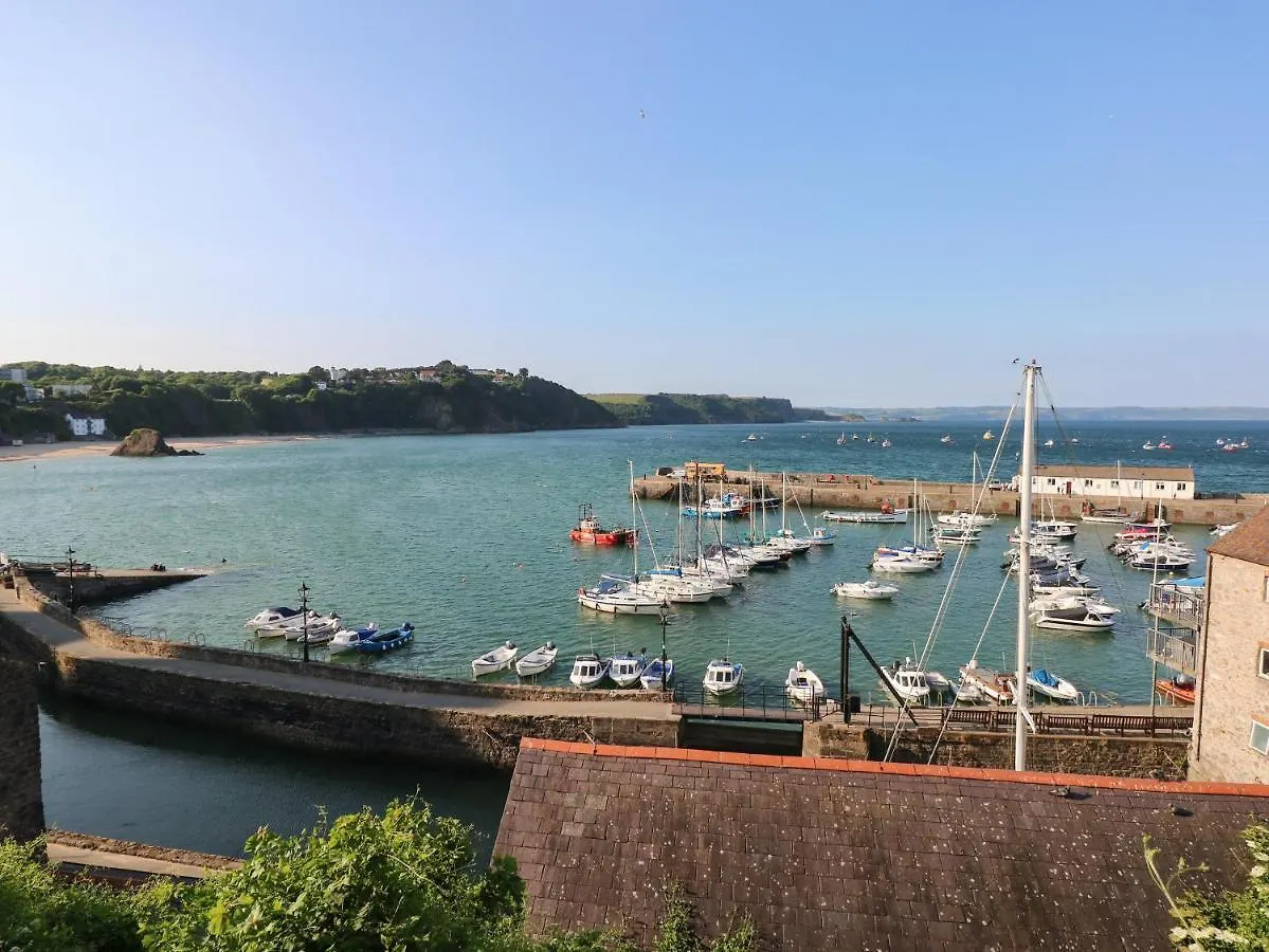 Stones Throw * Tenby