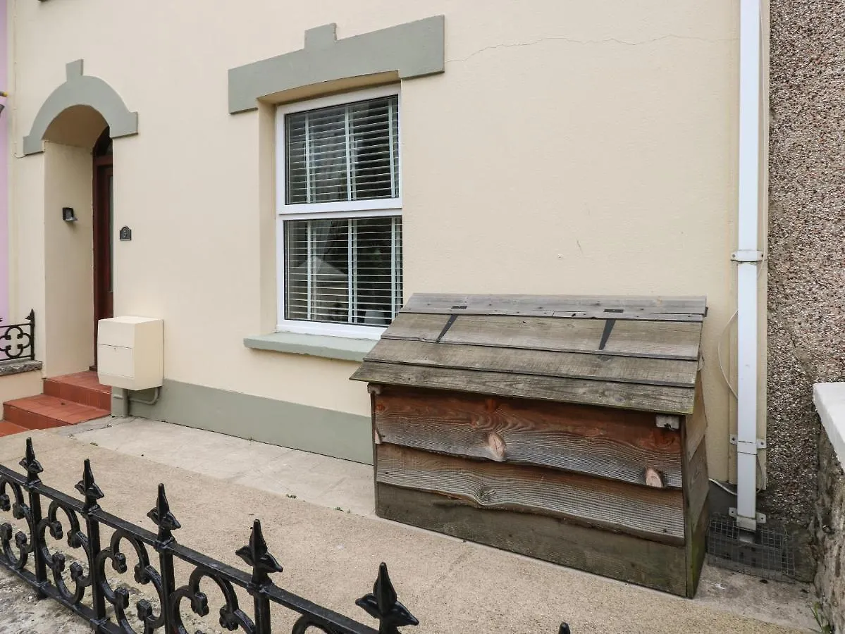 Holiday home Stones Throw Tenby