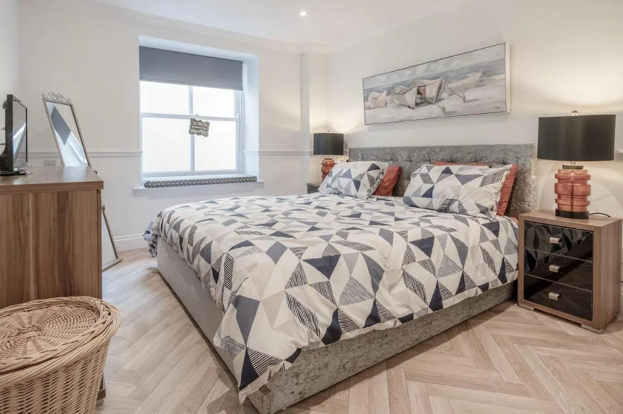 The Cwtch - 2 Bedroom - Apartment Tenby