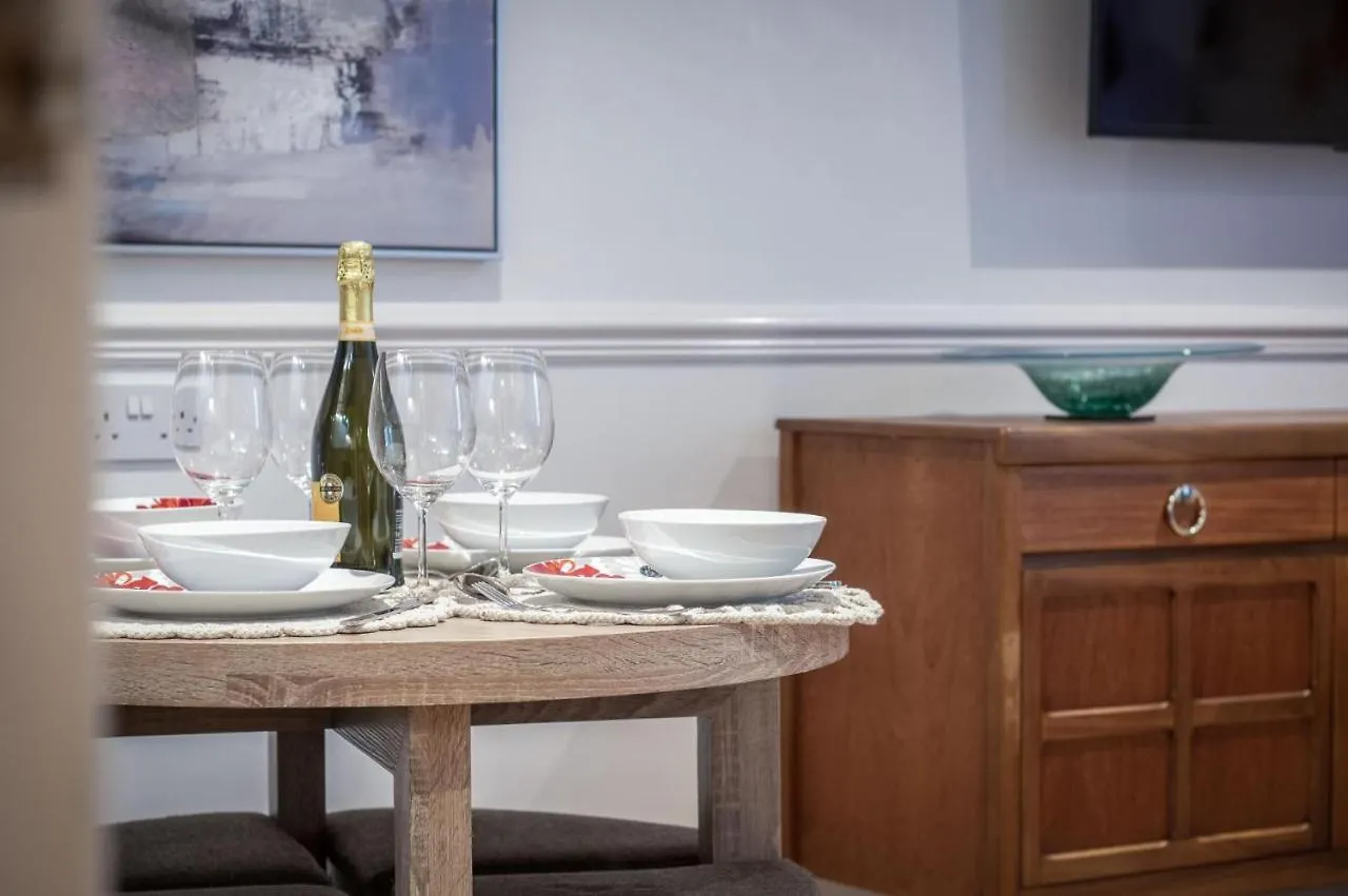 The Cwtch - 2 Bedroom - Apartment Tenby
