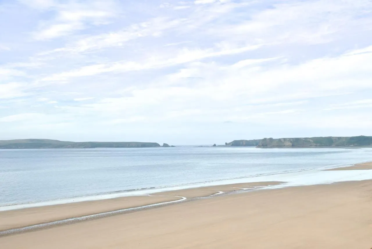 High House Sleeping 10 Holiday home Tenby