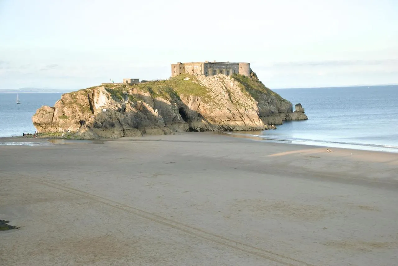 High House Sleeping 10 Holiday home *