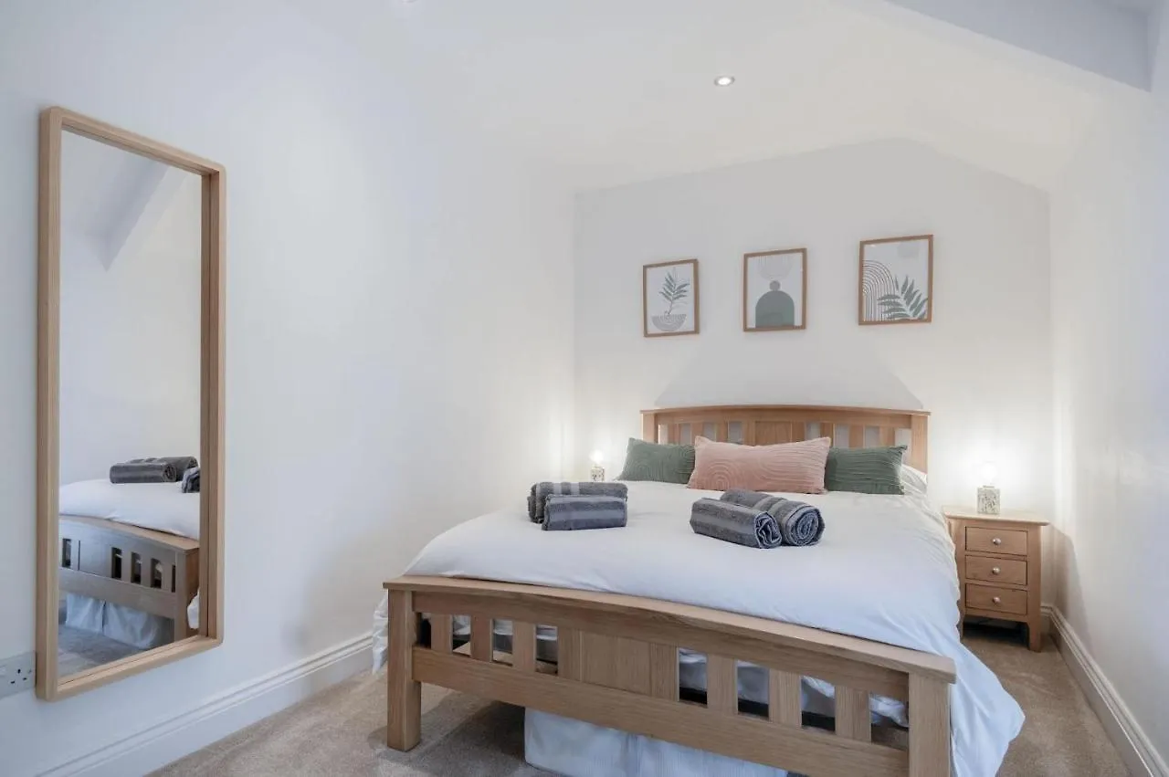 Flat 2 - 2 Bedroom - Apartment *