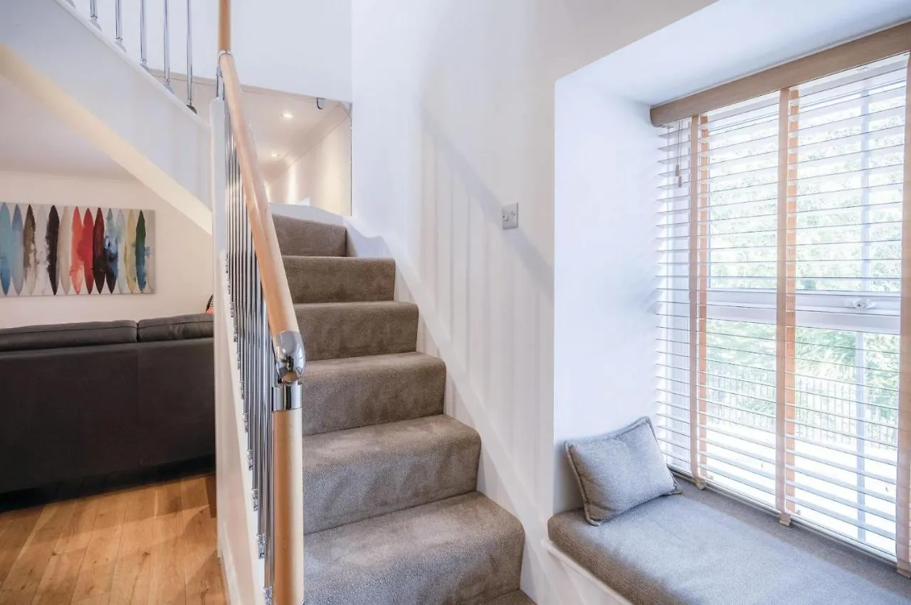 Flat 2 - 2 Bedroom - Apartment *