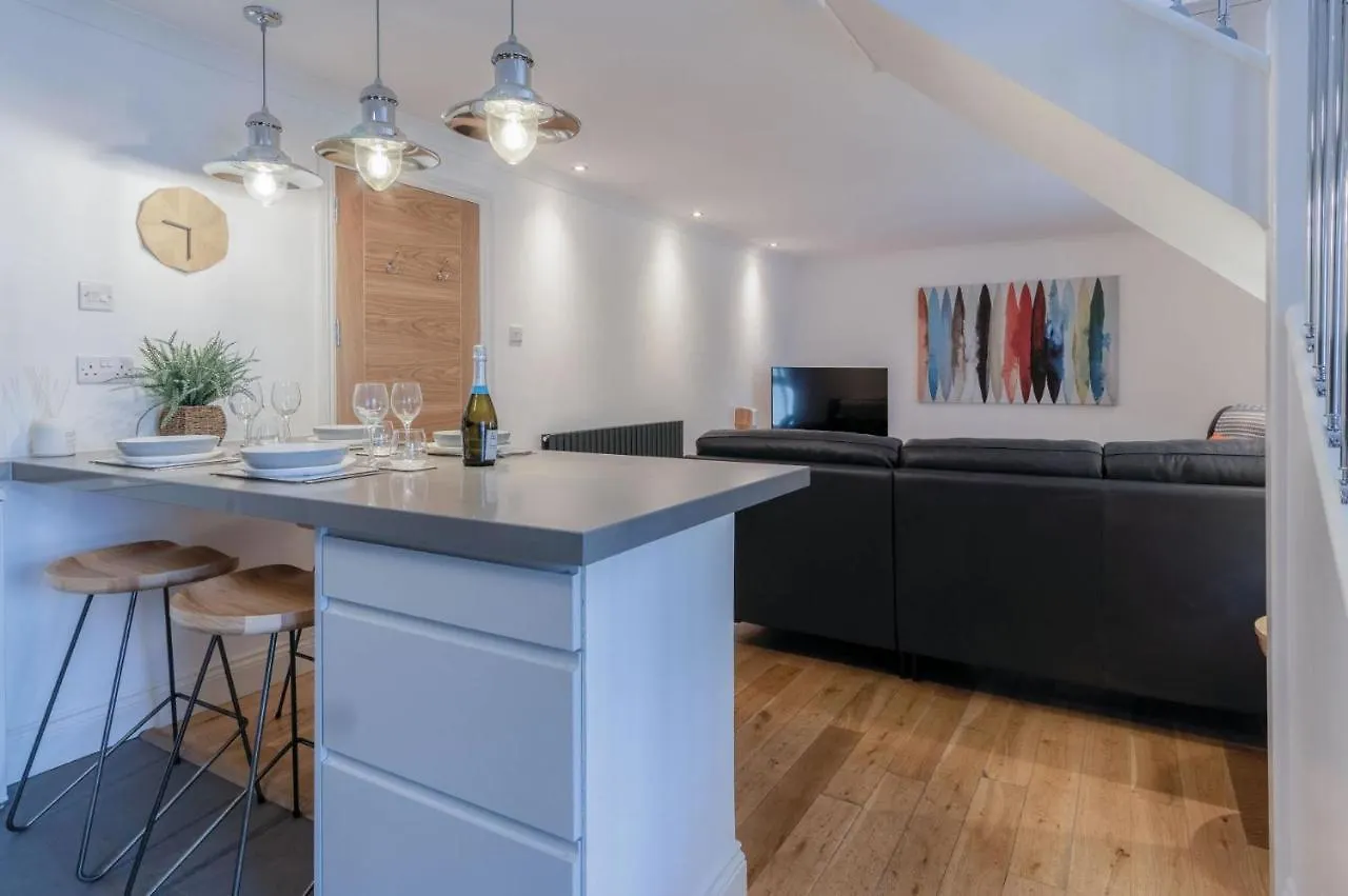 Flat 2 - 2 Bedroom - * Tenby