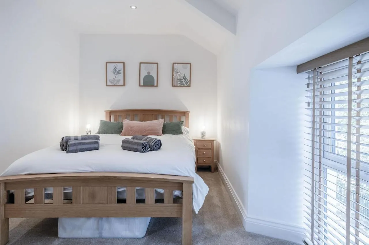 Flat 2 - 2 Bedroom - Apartment *