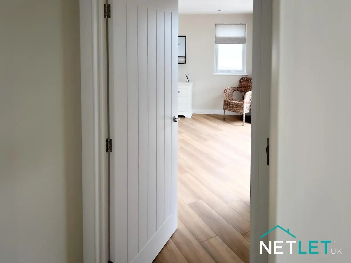 Sea Breeze Apartment *