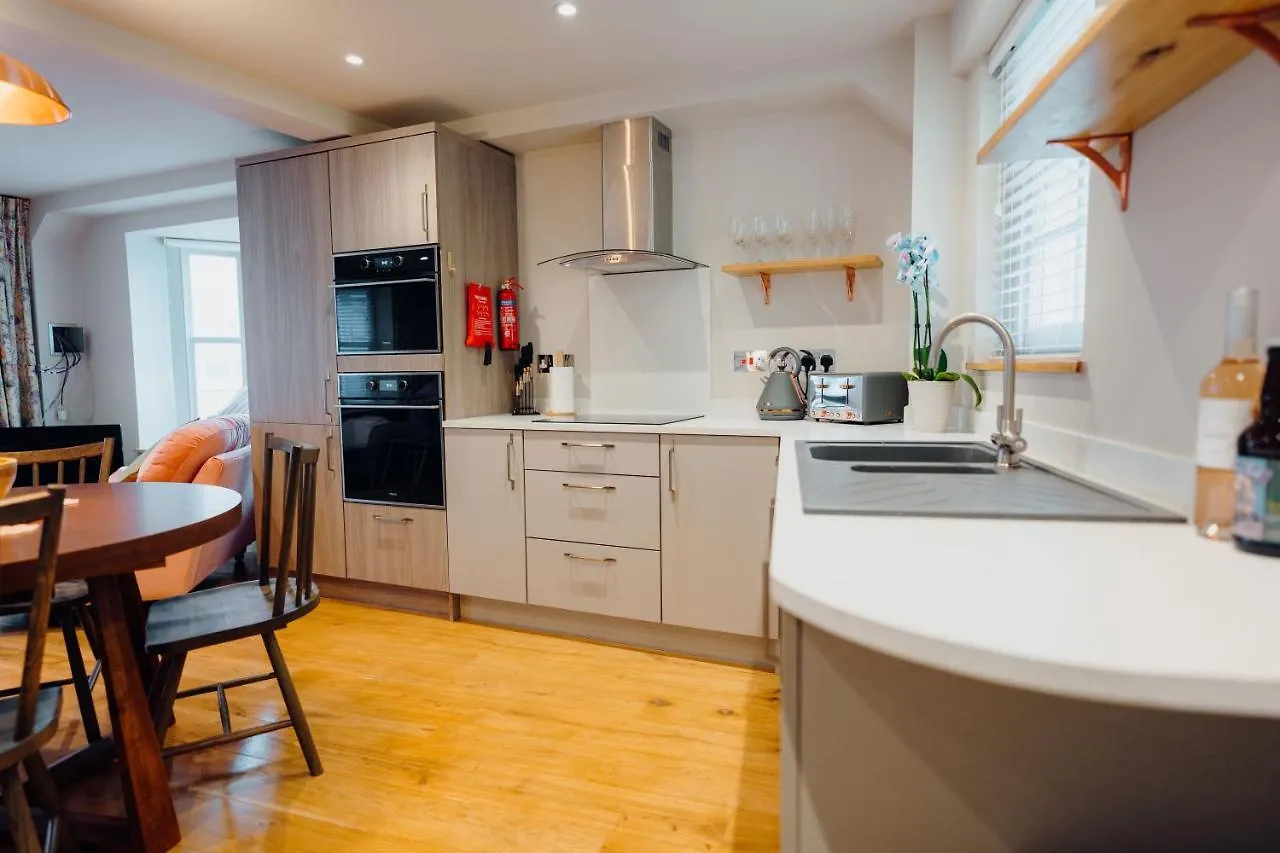 Luxury Sea-view In - Floral Corner Holiday home Tenby