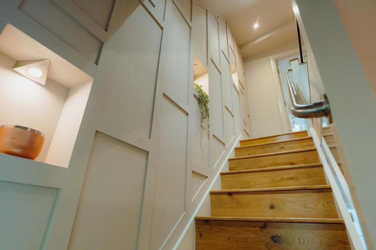 Luxury Sea-view In - Floral Corner Holiday home Tenby