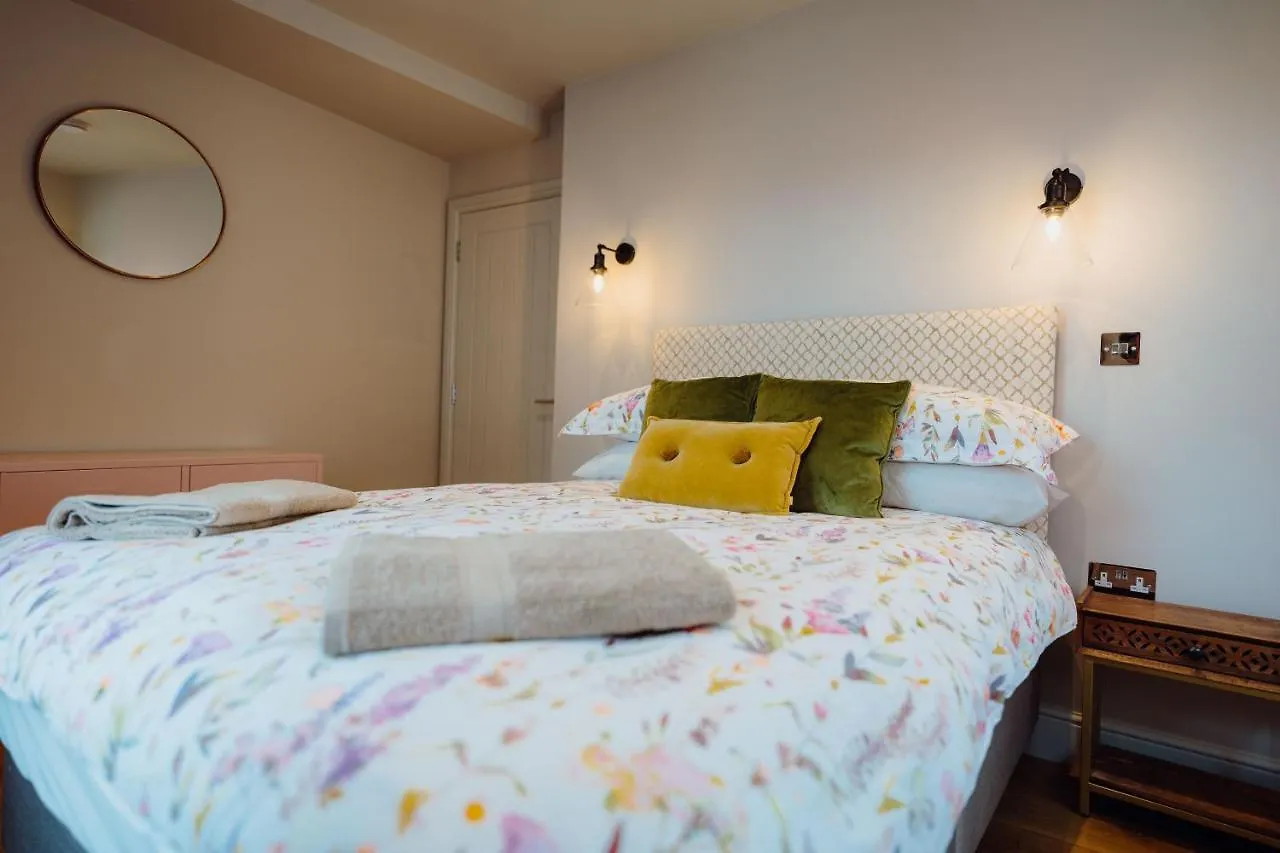 Luxury Sea-view In - Floral Corner Holiday home Tenby